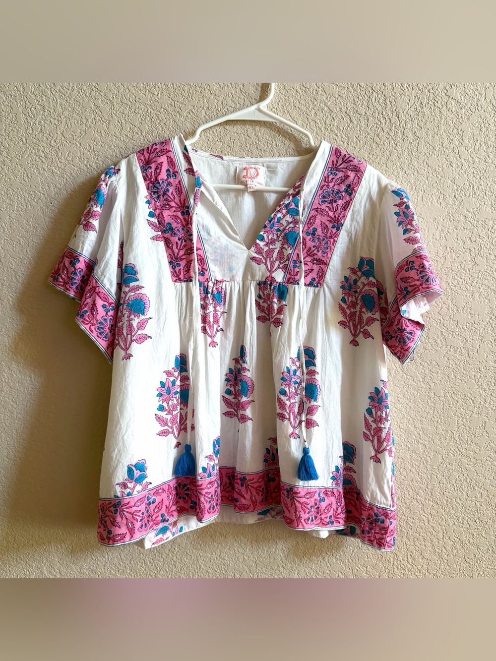 Victoria Dunn women size XL White Top with Pink & Blue Floral Print 100% cotton